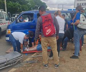 Los heridos fueron atendidos por elementos de los cuerpos de socorro que llegaron al lugar para trasladarlos l hospital.