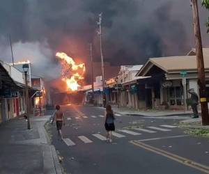 El caos se vive en las calles de Maui debido a los incendios forestales que afectan la zona.