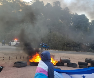 Los pobladores llevaron a cabo una protesta el domingo por la noche y amanecieron el lunes en pie de lucha, exigiendo la pavimentación de 18 kilómetros.