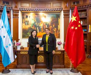 Xiomara Castro durante su reunión con Hua Chunying, viceministra de Relaciones Exteriores de China.