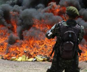 Las autoridades hondureñas incineraron este sábado 3 de agosto 100 fardos conteniendo 4,115 kilos de supuesta cocaína en las instalaciones de la Policía Militar del Orden Público (PMOP). Tres colombianos y dos hondureños fueron detenidos y permanecen en prisión.