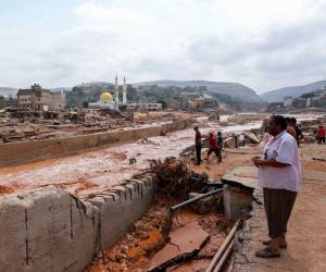 La gente observa los daños causados por las extrañas inundaciones en Derna, este de Libia, el 11 de septiembre de 2023.