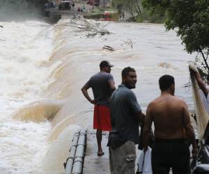 obladores denuncian la falta de acción de las autoridades para construir puentes y brindar apoyo, generando preocupación por la seguridad de las familias aisladas.