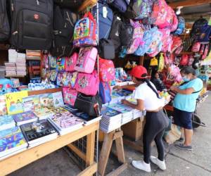 Los padres de familia ya iniciaron con la compra de los útiles y uniformes para sus hijos pese a que se desconoce cuándo inician las clases.