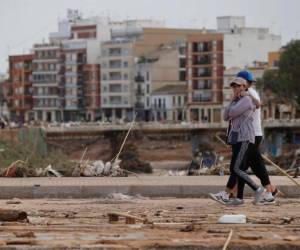 Los habitantes de los sectores más afectados por las inundaciones en Valencia remueven escombros y habilitan los pasos que fueron destruidos o dañados, por lo que no hay paso de vehículos, especialmente en los lugares cercanos a ríos y quebradas.