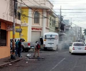 Tras colisionar contra el vehículo turismo, la unidad de transporte fue a impactar contra un negocio.