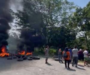 Los habitantes de La Flecha, Santa Bárbara, se manifestaron cansados de los constantes apagones.