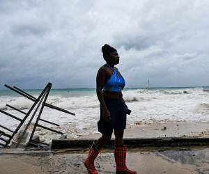 Beryl, primer huracán de la temporada atlántica de 2024, fue elevado a categoría 4 a su llegada el lunes al sudeste del Caribe, donde tocó tierra firme en la isla Carriacou, parte de Granada.