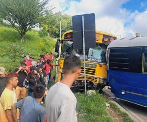 El accidente, que ocurrió a las 7 de la mañana, involucró a tres autobuses, tres taxis y una motocicleta. El bus amarillo venía de Yoro y embistió a los demás automotores.