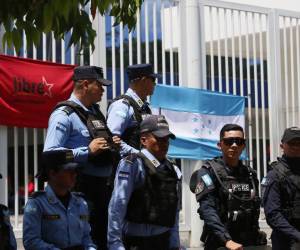 Ante la toma de las instalaciones del Centro Cívico Gubernamental (CCG) por parte de colectivos de Libre, elementos de la Policía Nacional llegaron para resguardar el recinto. Conozca más información a continuación.