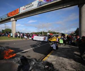 Un grupo de personas, miembros del Consejo Cívico de Organizaciones Populares e Indígenas de Honduras (Copinh) bloquean desde tempranas horas de este lunes la carretera CA-5 exigiendo justicia por el asesinato del ambientalista Juan López. Las imágenes de la toma que ya ha causado un gran congestionamiento en la importante vía.