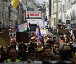 Decenas de personas recorrieron las calles de París para hacer ver su inconformidad con el nombramiento.