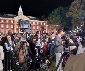 Cientos de personas han esperado durante varias horas a que Kamala Harris salga a dar su primer discurso después del cierre de urnas y aseguran que no se moverán, pues desde ahí también están monitoreando los resultados preliminares de las elecciones en Estados Unidos, donde ella podría convertirse en la primera mujer presidenta. EL HERALDO está desde el lugar y te muestra las mejores fotos.