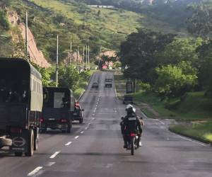 El traslado de los 20 hondureños comenzó a temprana hora de este lunes 16 de octubre rumbo a la cárcel de Támara.