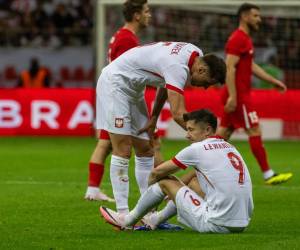 Robert Lewandowski salió lesionado en el duelo amistoso entre Polonia y Turquía.