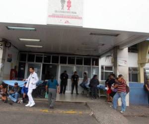 Uno de los ingresos al Hospital Escuela, el principal centro asistencial de Honduras.