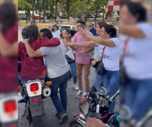 Captura de pantalla del momento en que algunos venezolanos corrieron a abrazar a la líder opositora, quien viajaba como pasajera en una motocicleta.