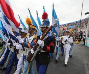 Con un despliegue imponente de fervor y disciplina, los cadetes de las Fuerzas Armadas de Honduras fueron los primeros en desfilar al interior del Estadio Nacional José de la Paz Herrera “Chelato” Uclés. Con uniformes de gala y portando las banderas de Honduras y los demás países centroamericanos, los cadetes marcharon demostrando una vez más su capacidad de disciplina, organización y respeto por la patria en estas fiestas patrias 2024. A continuación las imágenes.