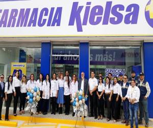 Personal, ejecutivos de Farmacias Kielsa realizaron una ceremonia especial para la apertura del nuevo establecimiento.