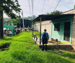 Agentes policiales se desplazaron hasta el lugar de los hechos para resguardar la escena.