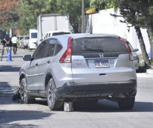 Varios sujetos lo interceptaron a bordo de un turismo y comenzaron a disparar contra el gerente del negocio.