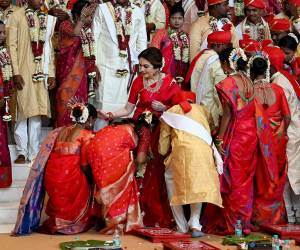 El hombre más rico de Asia, el magnate indio Mukesh <b>Ambani</b>, inició el martes las celebraciones para la boda de su hijo organizando nupcias colectivas para 52 parejas desfavorecidas.