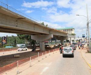 El puente elevado sobre la rotonda del bulevar Juan Pablo II toma forma.