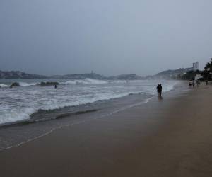 El Centro Nacional de Huracanes alerta sobre la trayectoria de John, que se acercará a Oaxaca como un huracán de categoría 2 esta noche.