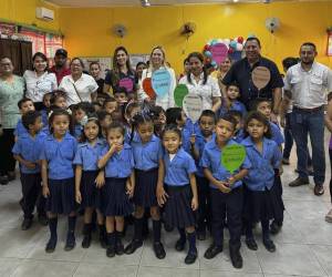 <i>Alumnos y docentes del Centro Educativo Heriberto Castillo celebran el nuevo ambiente de aprendizaje que las mejoras han proporcionado.</i>