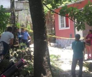 Vecinos y agentes policiales consternados fuera de la vivienda donde ocurrió la doble tragedia.