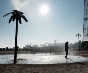 Miles de personas buscan fuentes de agua para refrescarse ante las temperaturas extremas.