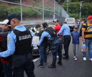 Decenas de policías y militares se apostaron desde muy temprano en las inmediaciones del Estadio Nacional “Chelato” Uclés y dentro del recinto deportivo para brindar seguridad durante los desfiles patrios en conmemoración de los 203 años de independencia de Honduras.