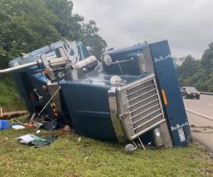 El vehículo accidentado quedó a un lado de la carretera CA-5.