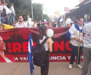 Este viernes 6 de septiembre, manifestantes de la oposición se concentraron en la calle del bulevar Kennedy, exigiendo la renuncia de la presidenta de Honduras, Xiomara Castro, tras los señalamientos de narcotráfico que salpican a su familia y gobierno.