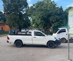 Agentes de la Policía Nacional realizan el allanamiento de la vivienda del alcalde de Tocoa, Colón, Adán Fúnez este jueves.