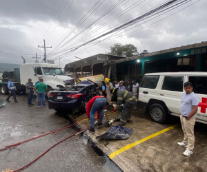 Elementos del Cuerpo de Bomberos y de la Cruz Roja Hondureña en los trabajos de auxilio de las víctimas.