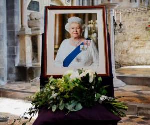 Un año después de la muerte de su madre la reina Isabel II y su llegada al trono, el rey Carlos III la homenajeó en una pequeña iglesia y los disparos cañones resonaron en todo el Reino Unido. “Recordamos con gran afecto su larga vida, su devoto servicio y todo lo que significó para tantos de nosotros”, dijo Carlos III en un mensaje grabado para el aniversario, agradeciendo también el apoyo en su primer año como monarca. A continuación las imágenes que dejó el homenaje a Isabel II.