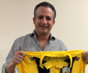 El presidente de Real España posa orgulloso con la camisa de la máquina.