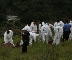 Los cementerios clandestinos fueron encontrados, en muchos casos, en solares baldíos, cerca de viviendas. Habitantes de la zona dieron alerta a las autoridades para que indagaran sobre las víctimas.