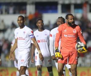 Edrick Menjívar atajó el penal de Auzmendi en el último minuto para evitar que Olimpia cayera en el clásico ante Motagua después de mucho tiempo.