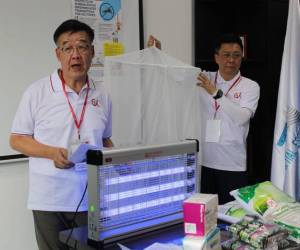Lamparas antimosquitos, mosquiteros tratados con insecticidad y papel para moscas, son los nuevas herramientas que utilizará salud para le eliminación del vector del dengue.