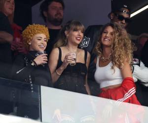 Taylor Swift, novia del jugador Travis Kelce, fue captada muy emocionada desde el palco en el estadio de Las Vegas donde se lleva a cabo el Super Bowl. Aquí las imágenes.