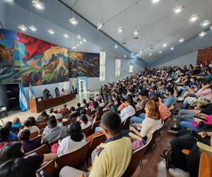 Como antesala a la apertura del Doctorado en Comunicación, la profesora de la Universidad de La Plata, Argentina, Eva Ayelen Sidun, brindó una conferencia sobre temas de relevancia.