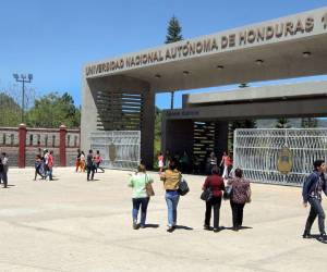 El comité de covid-19 de la UNAH recomendó el uso voluntario de la mascarilla en espacios abiertos, pero siempre con medidas de bioseguridad.