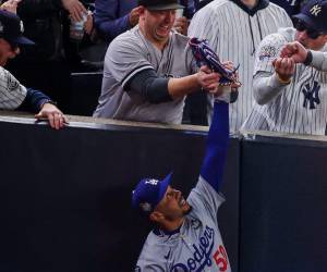 El hombre identificado como Austin Capobianco usó sus dos manos para quitarle la pelota a Mookie Betts, quien atrapó el esférico lanzado por Gleyber Torres.