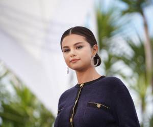 Selena Gómez está de regreso en la industria musical mediante el lanzamiento de su nuevo tema, que se percibe como un tributo al pop.