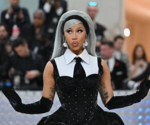 Cardi B lanzó furiosa un micrófono al público luego que le arrojaran un líquido mientras cantaba.