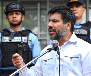 Por su parte, Yuri Sabas (Partido Liberal) lamentó el uso político de discursos públicos, incluyendo recientes declaraciones del jefe del Estado Mayor Conjunto sobre una ley en discusión en el Congreso.