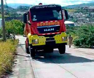 El camión de 5,000 galones que compró el Cuerpo de Bomberos a una empresa de Israel se levanta de la cabina cuando va cargado, situación que puede provocar un grave accidente.