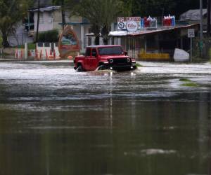 El Servicio Meteorológico de Bermudas advierte que Ernesto podría intensificarse a categoría 2 antes de alejarse completamente.